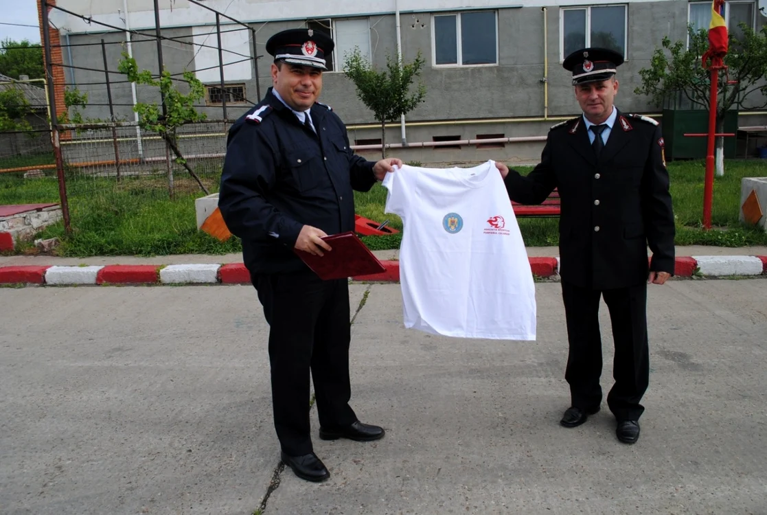 Militarul care a ieşit la pensie(dreapta(, alături d eşeful ISU Călăraşi FOTO ISU Călăraşi
