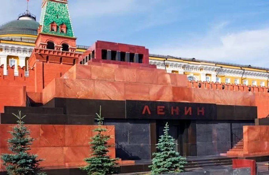 Mausoleul lui Lenin asaltat de lume, după ce s-a zvonit că ar putea fi ultima zi în care se poate vizita