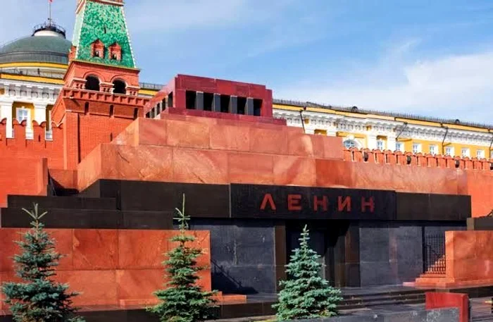 Mausoleul lui Lenin asaltat de lume, după ce s-a zvonit că ar putea fi ultima zi în care se poate vizita