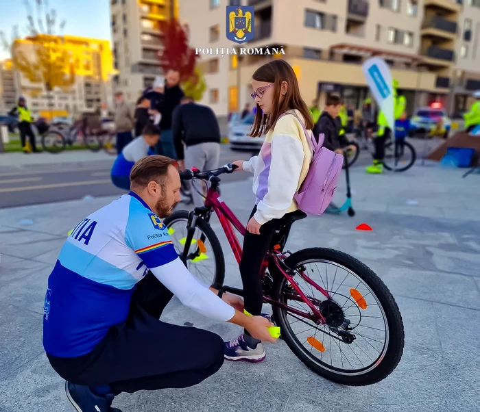 Polițistul Daniel Zontea și copiii bicicliști FOTO Poliția Română