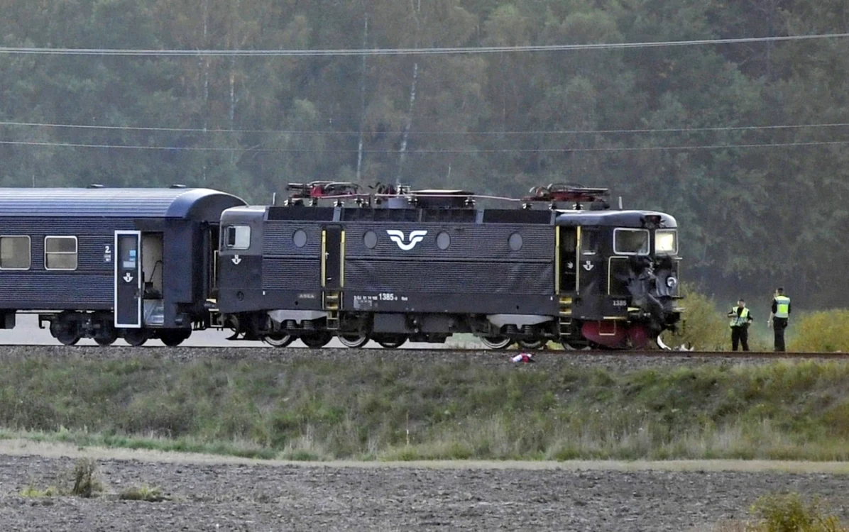 Patru răniţi în urma coliziunii unui tren cu un vehicul blindat/ Foto: EPA