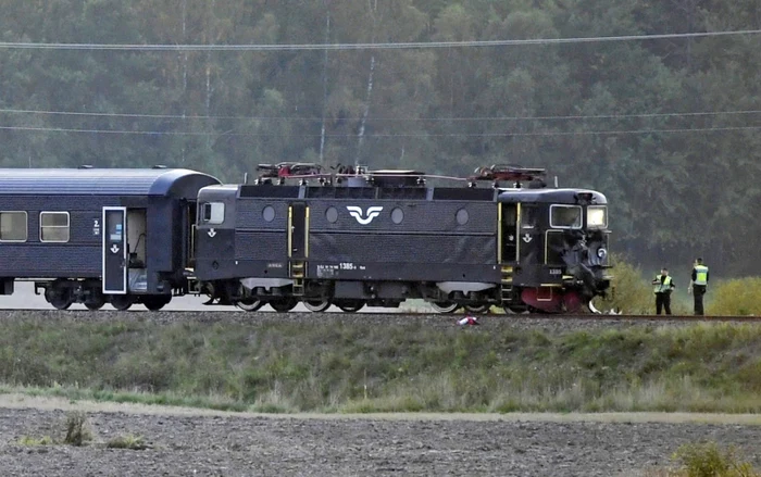 Patru răniţi în urma coliziunii unui tren cu un vehicul blindat/ Foto: EPA