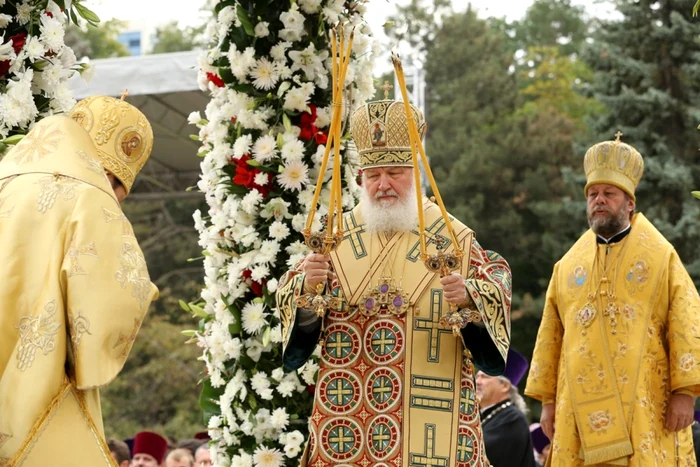 Patriarhul rus Chiril oficiază în această oră o liturghie la Catedrală FOTO: Dumitru Goncear