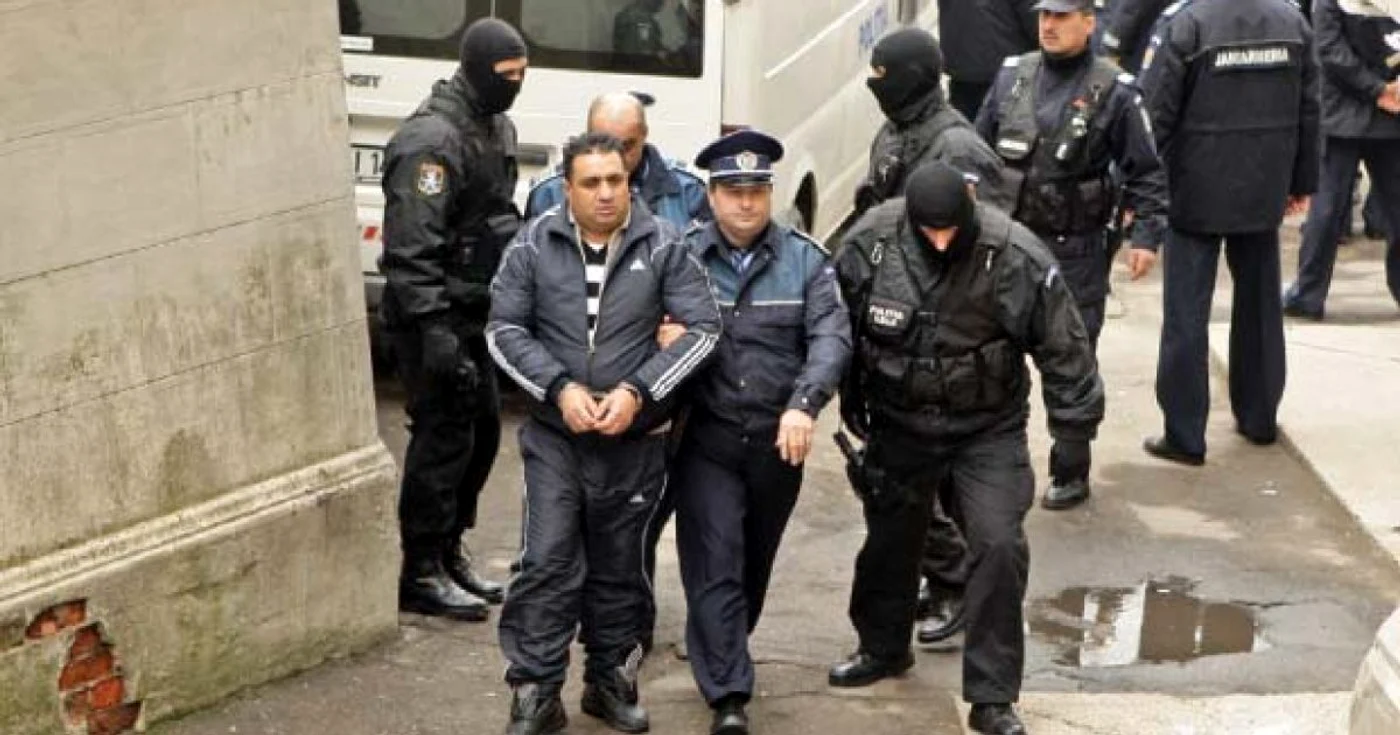 Sandu Anghel, condus de poliţişti spre arest   