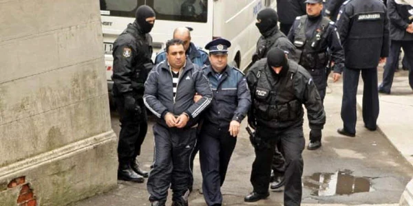 Sandu Anghel, condus de poliţişti spre arest   