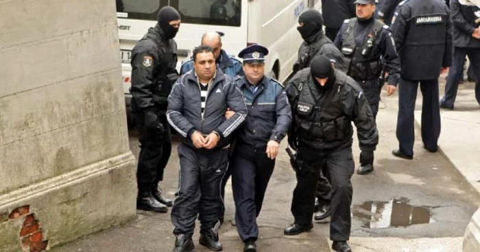 Sandu Anghel, condus de poliţişti spre arest   