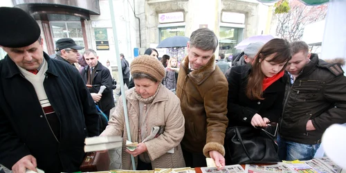 Cititorii ziarului nostru s-au îngrămădit în fața standului „Adevărul“