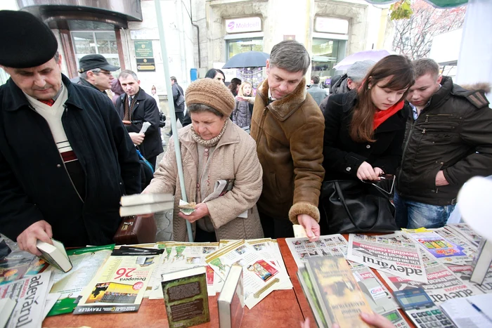 Cititorii ziarului nostru s-au îngrămădit în fața standului „Adevărul“