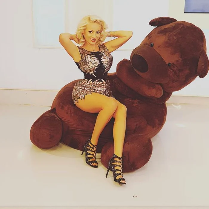 Rocsana a îmbrăcat o rochie fără decolteu