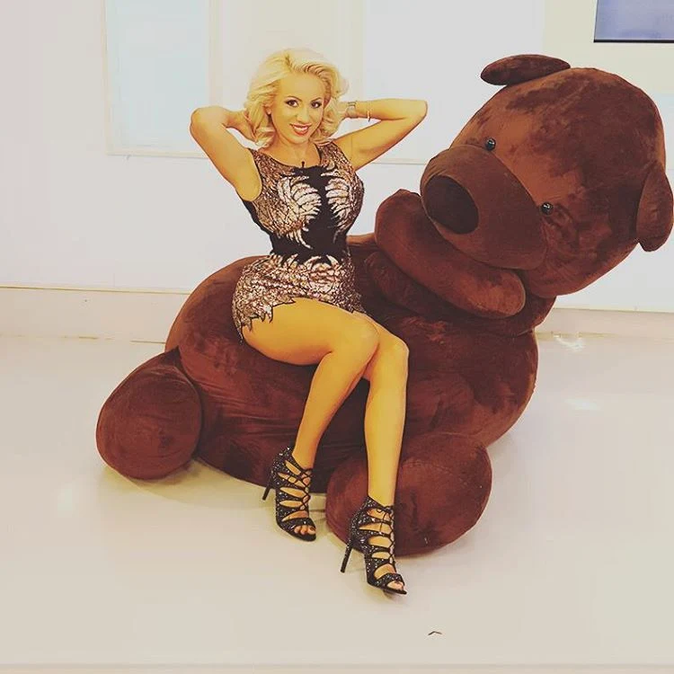 Rocsana a îmbrăcat o rochie fără decolteu