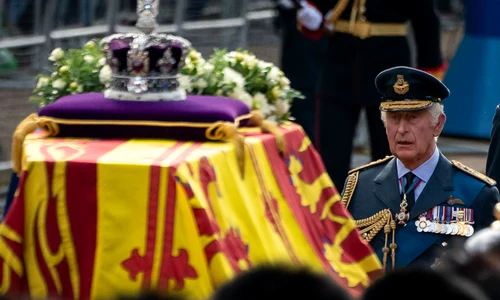 Sicriul Reginei depus la Westminster Hall jpg