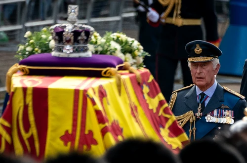 Sicriul Reginei depus la Westminster Hall jpg