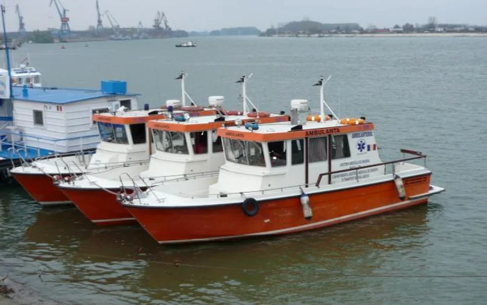 
    Sfârşit de vacanţă la spital pentru 12 colegi de muncă, aflaţi într-o plimbare cu șalupa, în Delta Dunării  