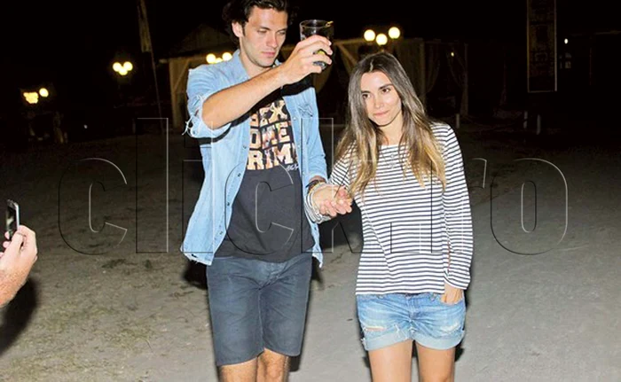 
    Silviu s-a “uşurat”, iar Lili i-a ţinut paharul şi l-a asistatFoto: Mihai Ionescu  