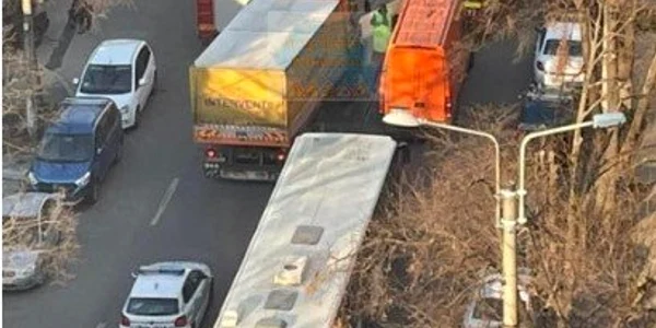 un tramvai a deraiat in zona baicului din bucuresti FOTO iNFOTRAFIC