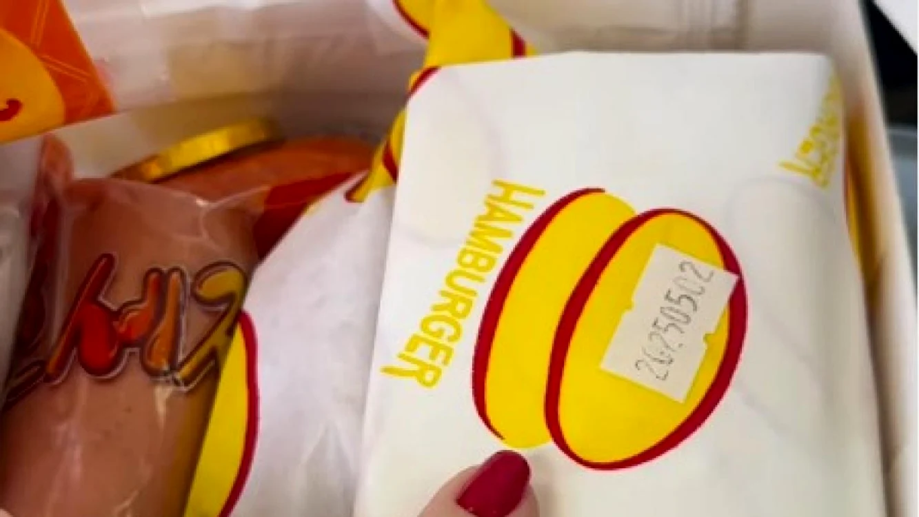 Turiștii ruși care vin în Coreea de Nord, întâmpinați cu Burger Kim FOTO: Instagram