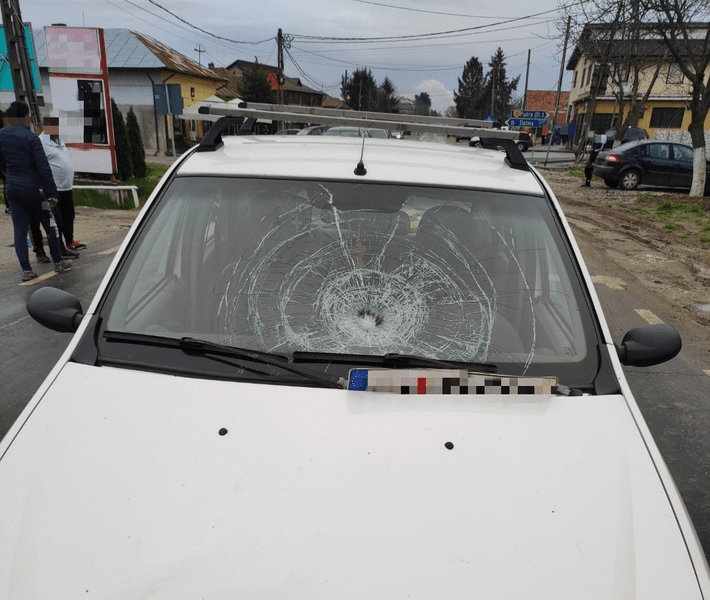 Un băiat de 13 ani, lovit pe o trecere pentru pietoni în Olt. Adolescentul traversa pe bicicletă