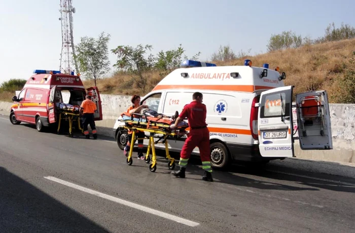 Patru persoane au fost rănite în urma accidentului... (FOTO: Adevărul)