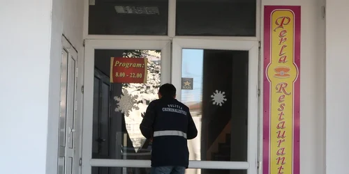 Criminaliştii prelevează probe