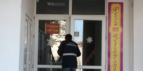 Criminaliştii prelevează probe