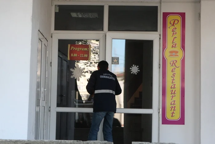 Criminaliştii prelevează probe