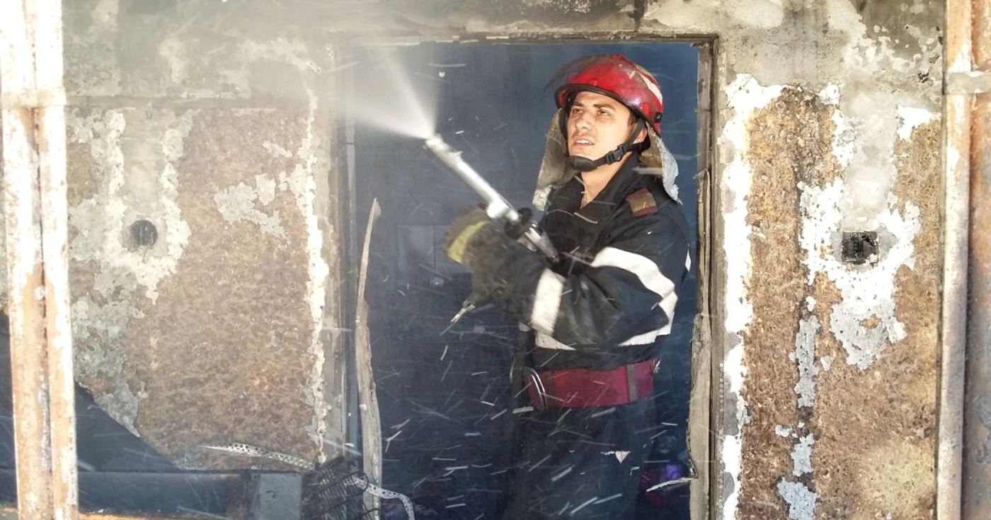 Pompierii s-au chinuit două ore să stingă incendiul