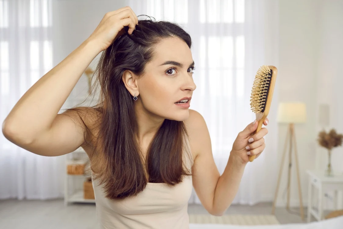 Caderea parului are legatura cu menopauza Sursa foto shutterstock 2189042279 jpg