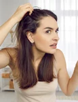 Caderea parului are legatura cu menopauza  Sursa foto shutterstock 2189042279 jpg