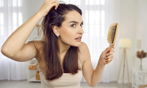 Caderea parului are legatura cu menopauza  Sursa foto shutterstock 2189042279 jpg