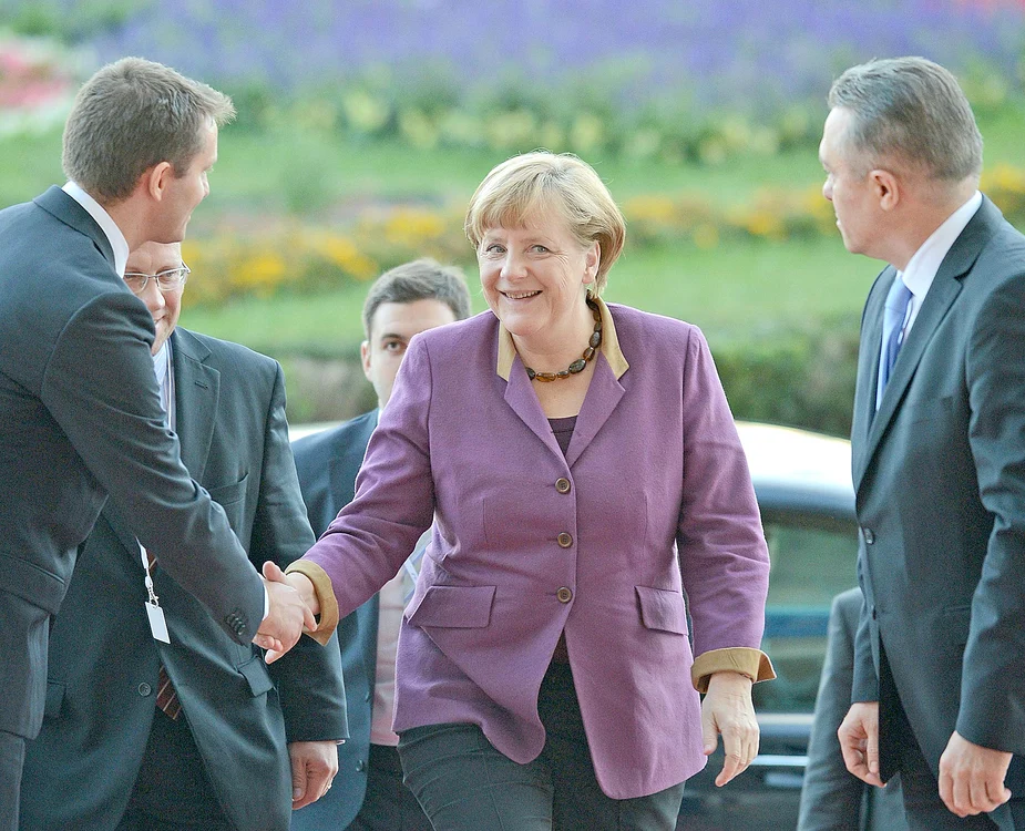 
    Bucureşti, 17 octombrie- Angela Merkel a sosit ieri în România şi s-a îndreptat direct spre Palatul Parlamentului. Pe drum nu au fost incidente, iar cancelarul şi-a manifestat mulţumirea  prin zâmbete (fotografii: Reuters / AFP)  
