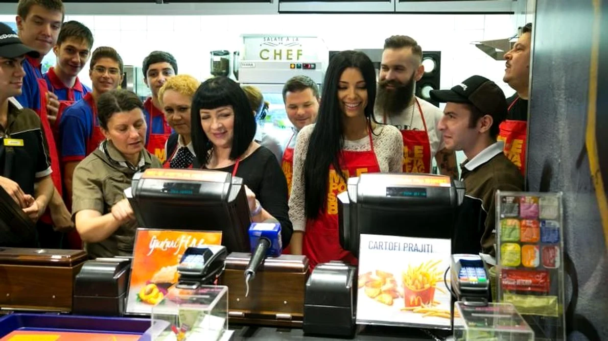 Neti Sandu, Corina Caragea si Silvia Dumitrescu servesc la McDonald's (P) jpeg