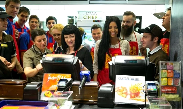 Neti Sandu, Corina Caragea si Silvia Dumitrescu servesc la McDonald's (P) jpeg