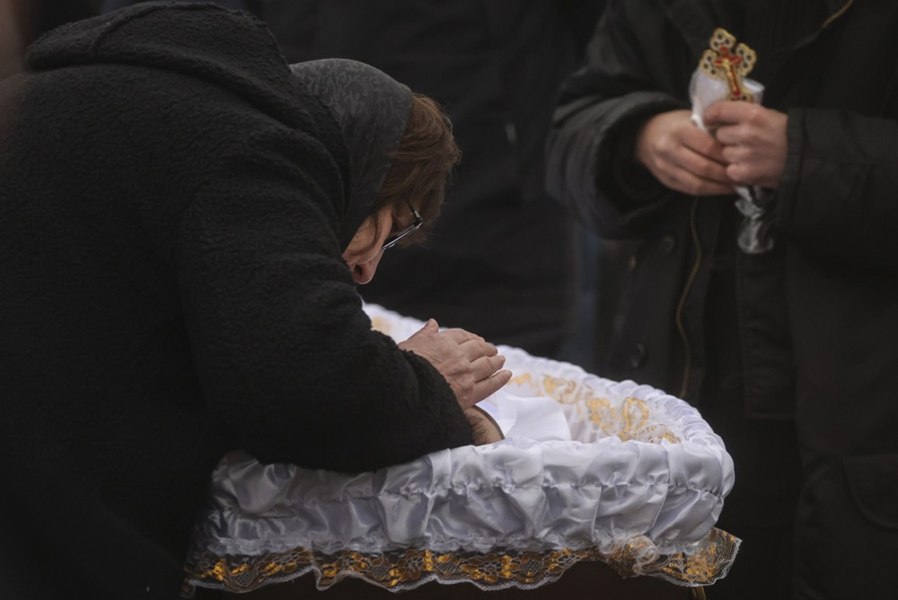 Navalnîi, înmormântat după o slujbă ținută în grabă. Mii de oameni au participat la funeralii: „Rusia va fi liberă, Putin este un criminal” VIDEO