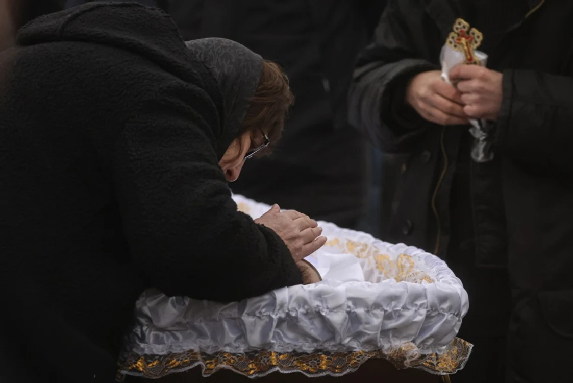 Liudmila Navalnaia își ia adio de la fiul ei Aleksei FOTO EPA-EFE