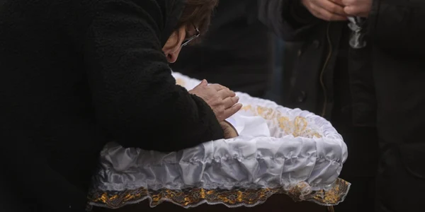 Liudmila Navalnaia isi ia adio de la fiul ei Aleksei FOTO EPA EFE jpg