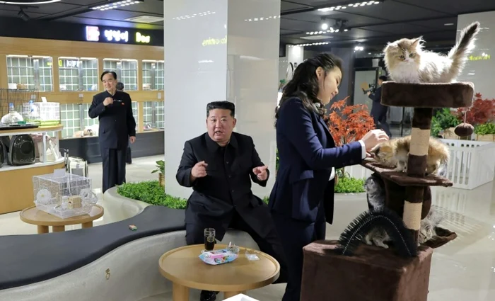 Kim Jong Un și fiica sa Ju Ae mângâie pisici și căței Foto: Profimedia images