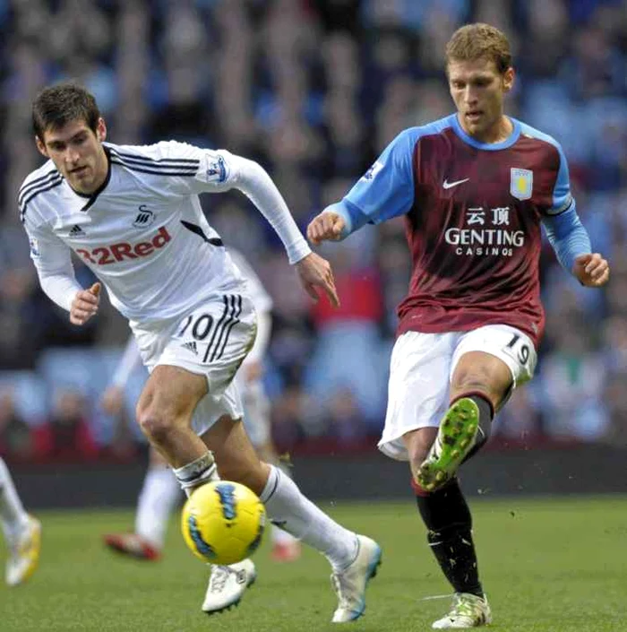 Stiliyan Petrov (dreapta) este considerat unul dintre cei mai buni fotbalişti bulgari din ultimii 10 ani.