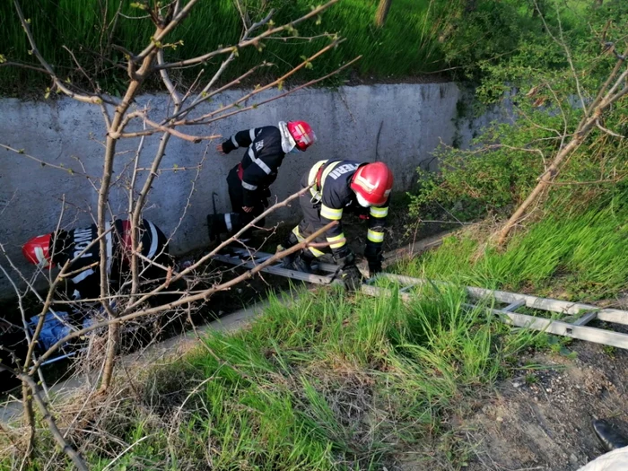 Un bărbat şi-a rupt piciorul după ce a căzut într-un canal de doi metri - salvat de pompieri Foto Adevărul