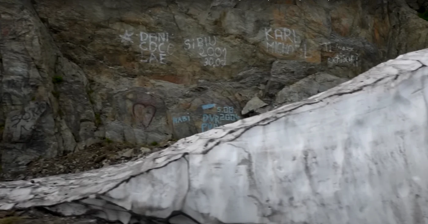 Americanii s-au plâns de modul în care se comportă turiștii pe Transfăgărășan. FOTO: captura YouTube