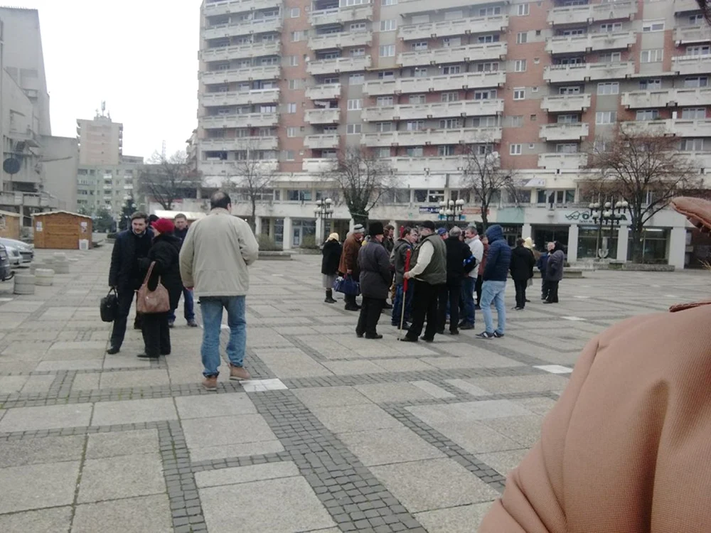 Oameni iau scandat : „Să se facă drumul” - foto: Adrian Caraba
