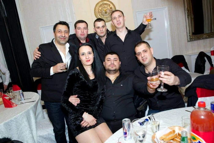 Andrei Ciacâru (dreapta jos) şi Alex Mandache (dreapta sus) au ajuns
studenţi la Londra, deşi nu au decât opt, respectiv şapte clase