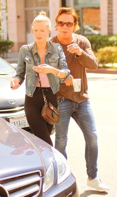 
    Mickey Rourke şi fotomodelul rus, Anastassija Makarenko (Fotografii: Guliver/ Splashnews)  