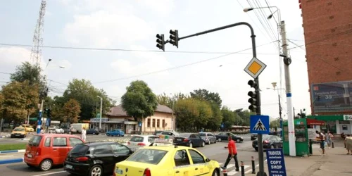 Semafoarele de la intersecţia Rotonda nu funcţionează de când au fost montate.