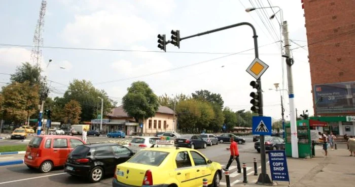 Semafoarele de la intersecţia Rotonda nu funcţionează de când au fost montate.