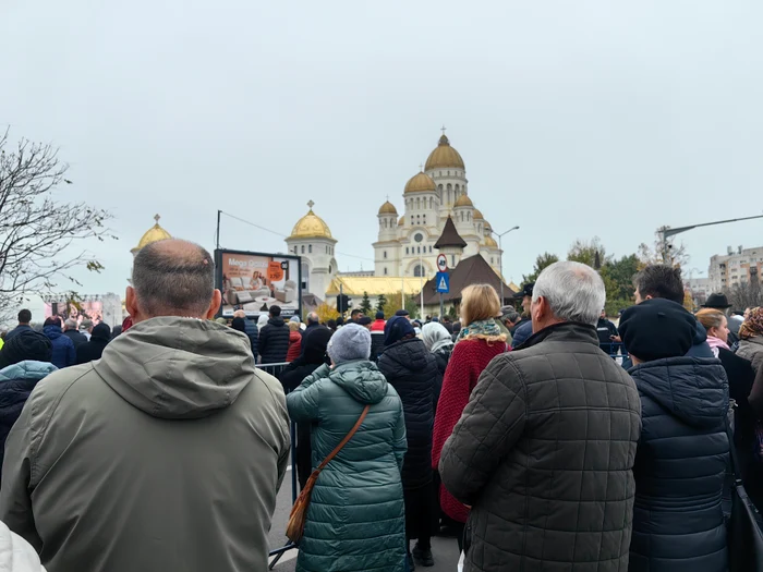 Mulțimea de credincioși privește Slujba de Sfințire pe un ecran