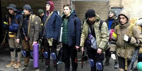 Adolescenţi voluntari ucraineni Foto BBC