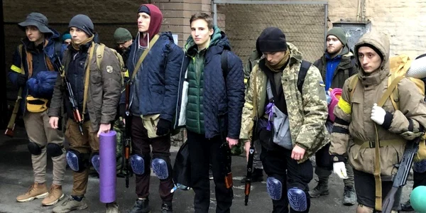 Adolescenţi voluntari ucraineni Foto BBC