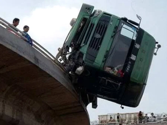 Cele mai spectaculoase accidente care au implicat camioane