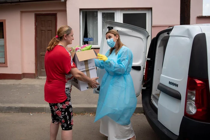 Beneficiarii campaniei au primit porțiile de mâncare ambalate în cutii