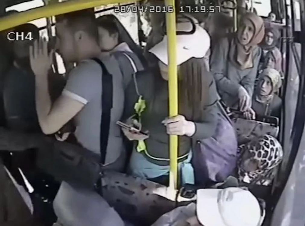 
    Momentul în care bărbatul a fost bătut de femeiSursă: Metro.co.uk  